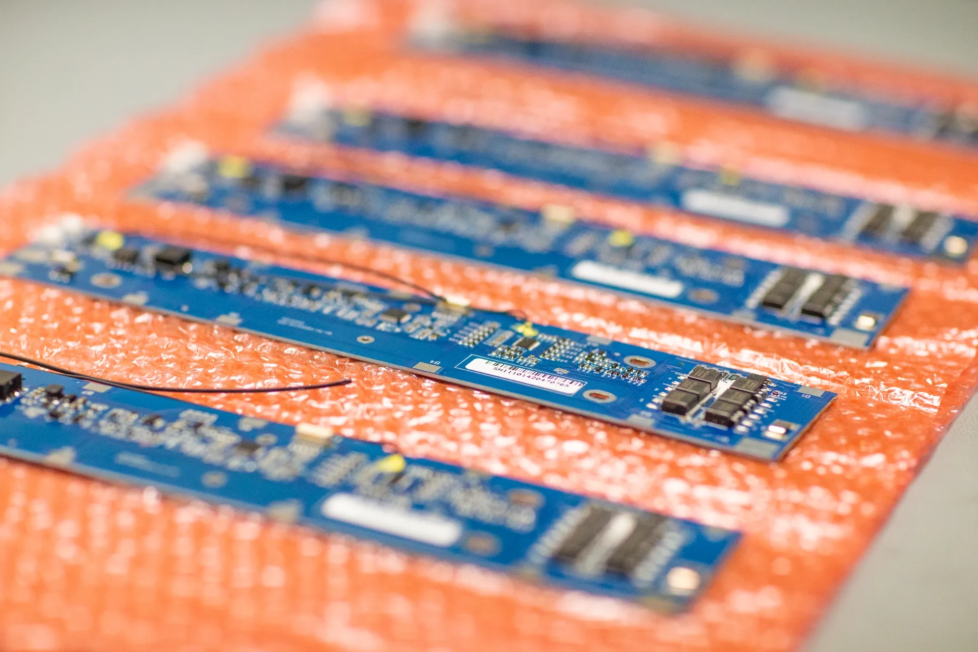 Détail de la carte électronique du système de gestion de la batterie (BMS)